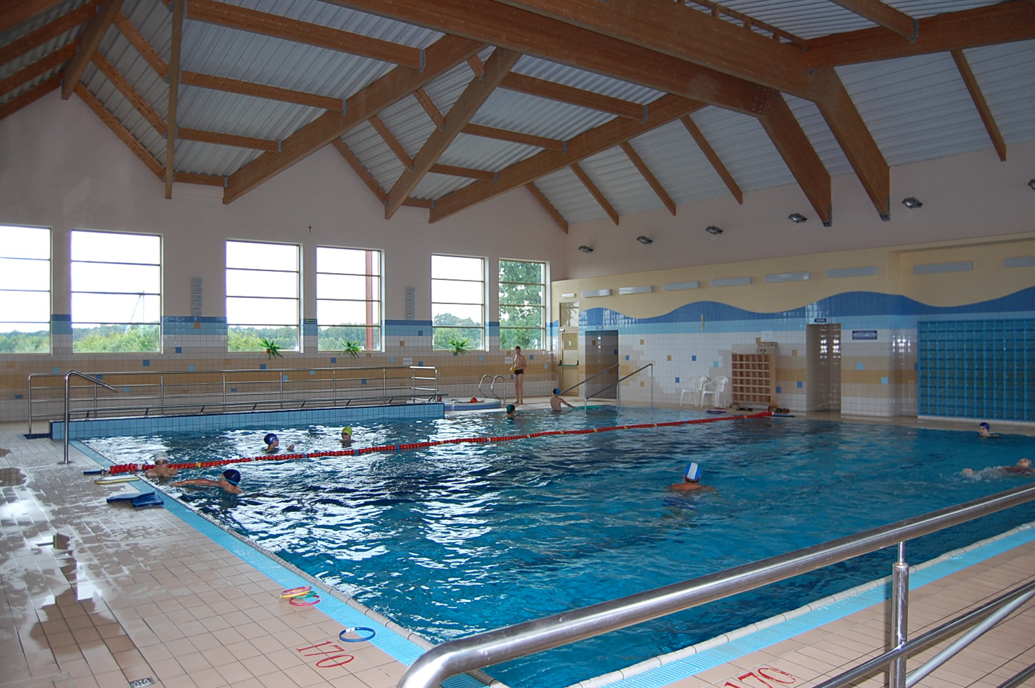 zdjęcie przedstawia basen rehabilitacyjny znajdujący się wewnątrz budynku Ośrodka rehabilitacji w Jadownikach Mokrych.