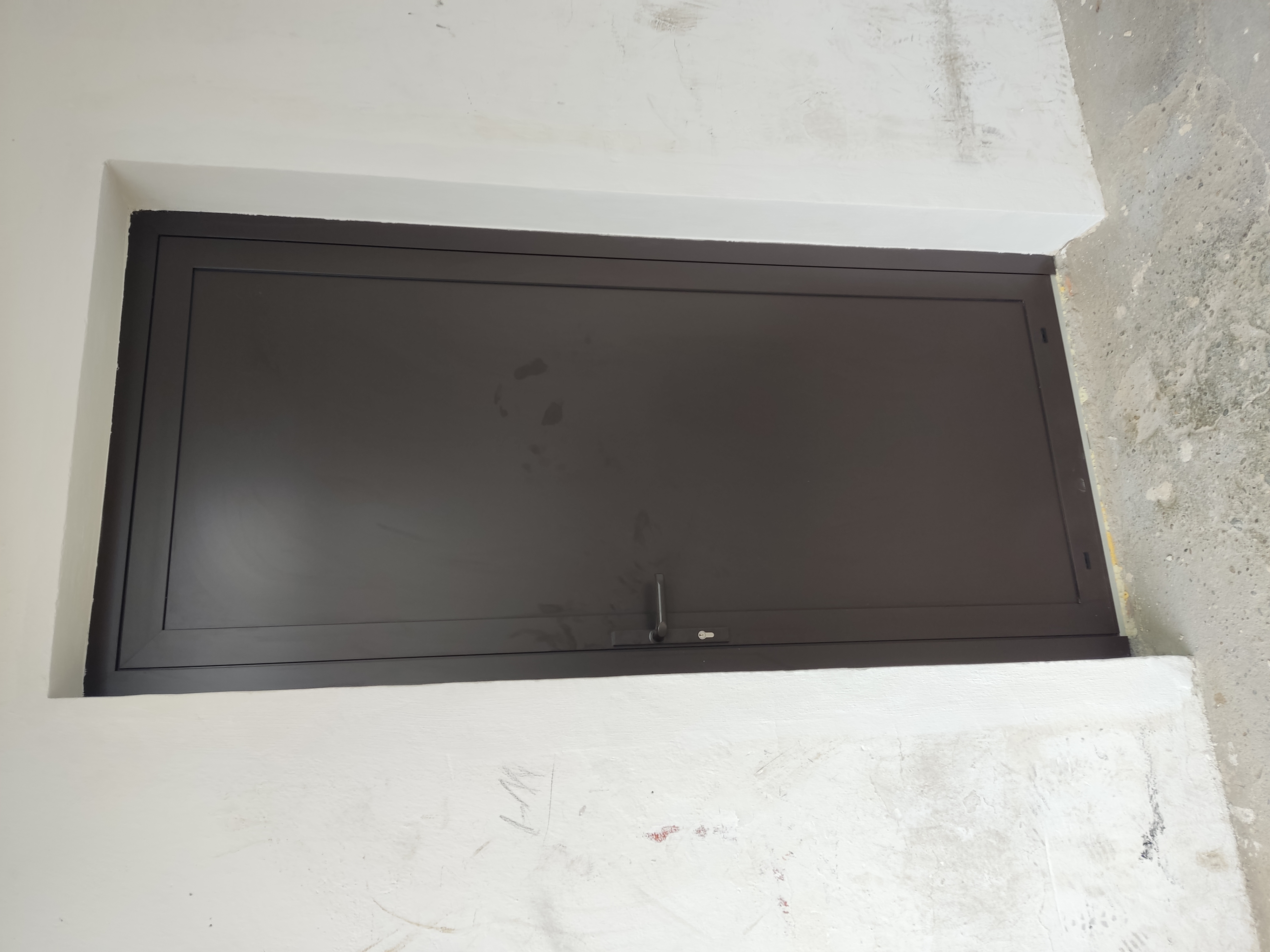 zdjęcie przedstawia nowe drzwi zewnętrzne zamontowane w budynku OSP Miechowice Małe