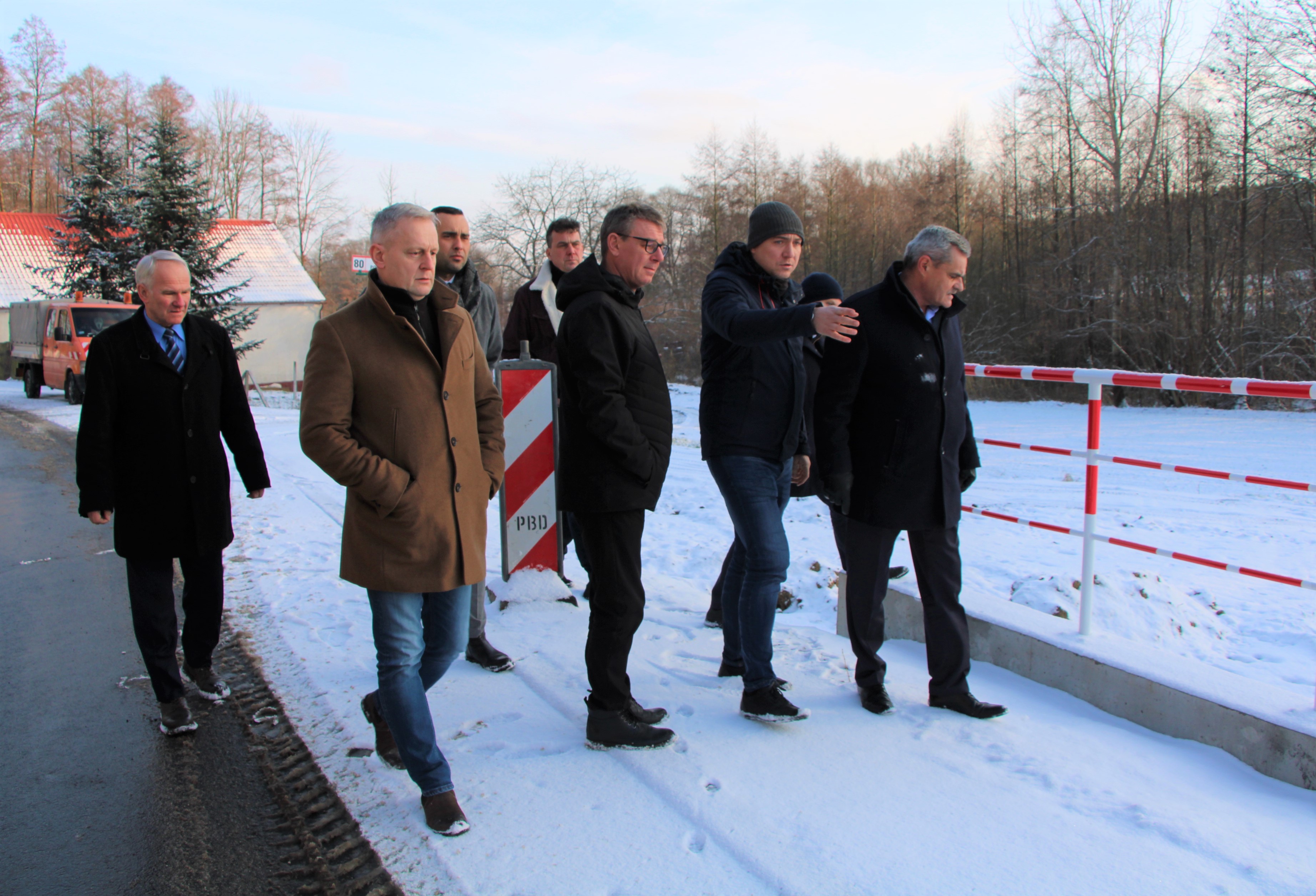 mężczyźni idą wzdłuż drogi, są obecne władze powiatu polkowickiego i gminy Grębocice 