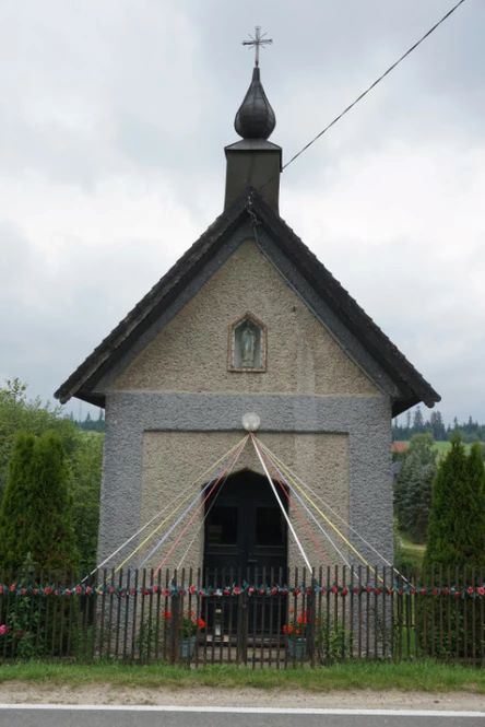 Kapliczka murowana z figurą Koronacji Matki Bożej, lata 60 XX w. 