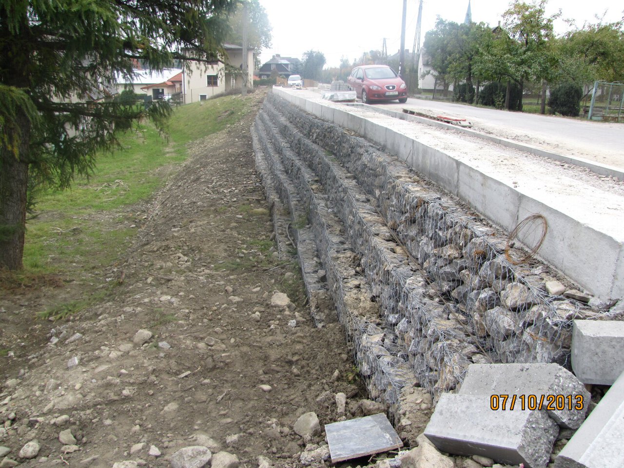 Zdjęcie przedstawia postępujące prace remontowe drogi