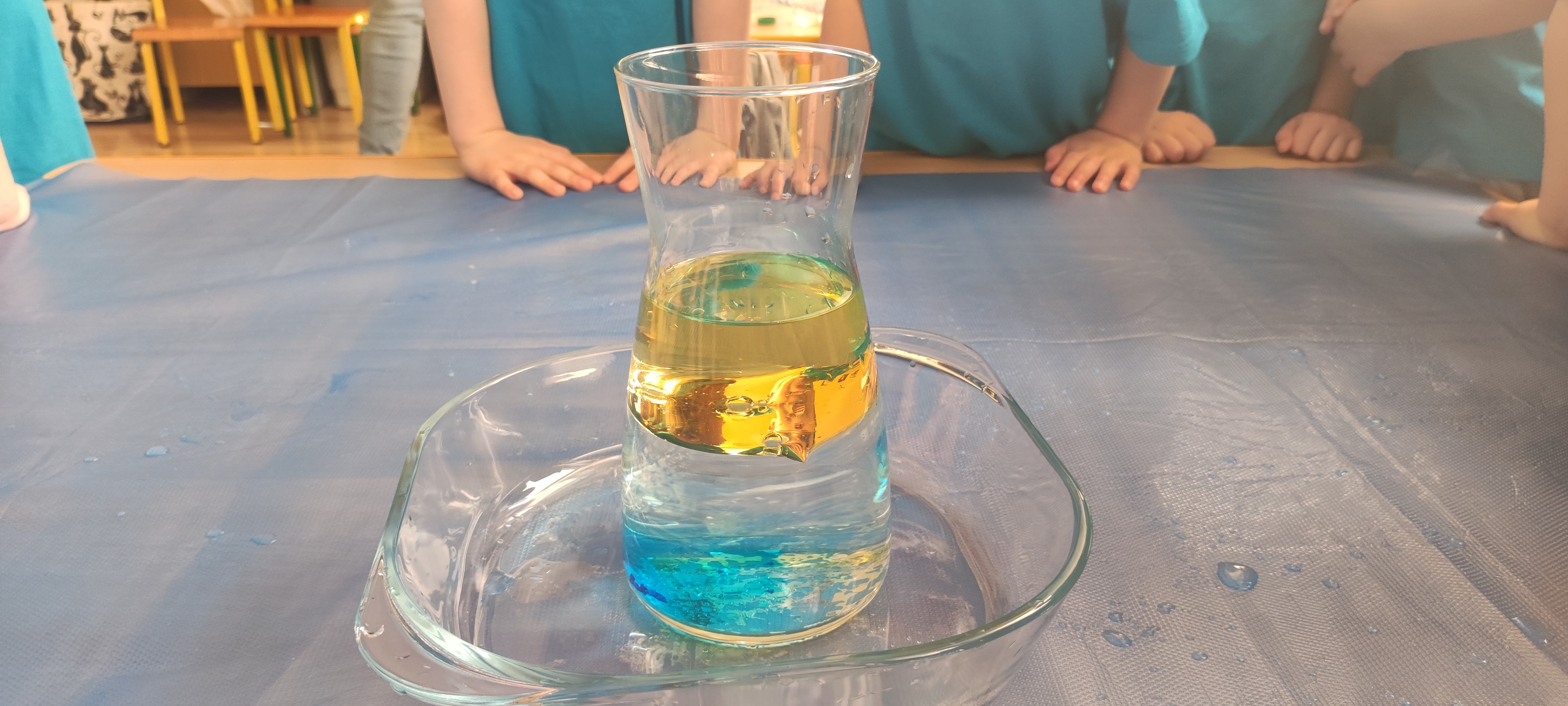 Szklanka z olejem i wodą