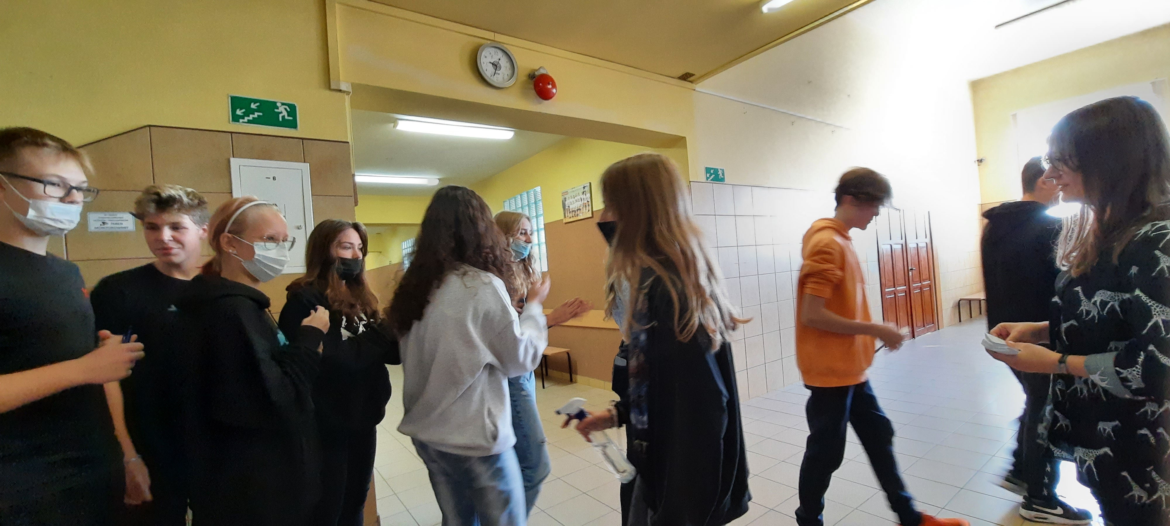 Nastolatki chodzące po korytarzu szkolnym