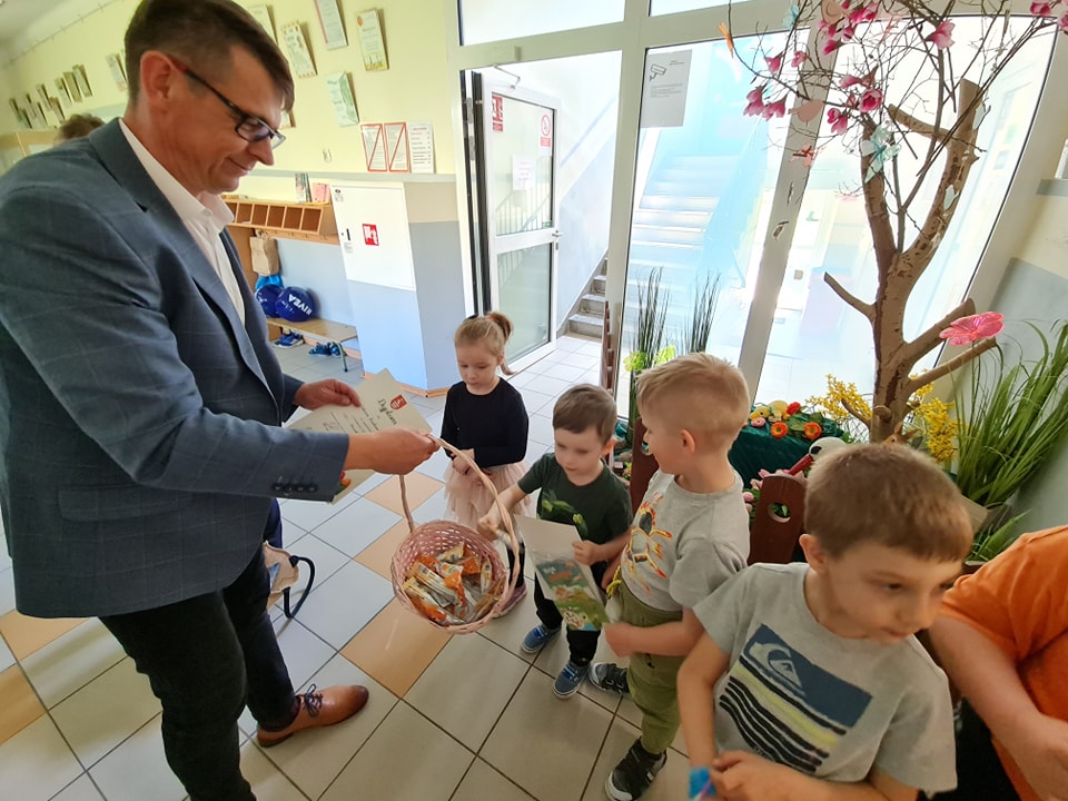 Przewodniczący Rady Powiatu w Kraśniku Jacek Dubiel wręcza przedszkolakom wyróżnienia i nagrody w konkursie ekologicznym „EKO-Pisanka Wielkanocna”.