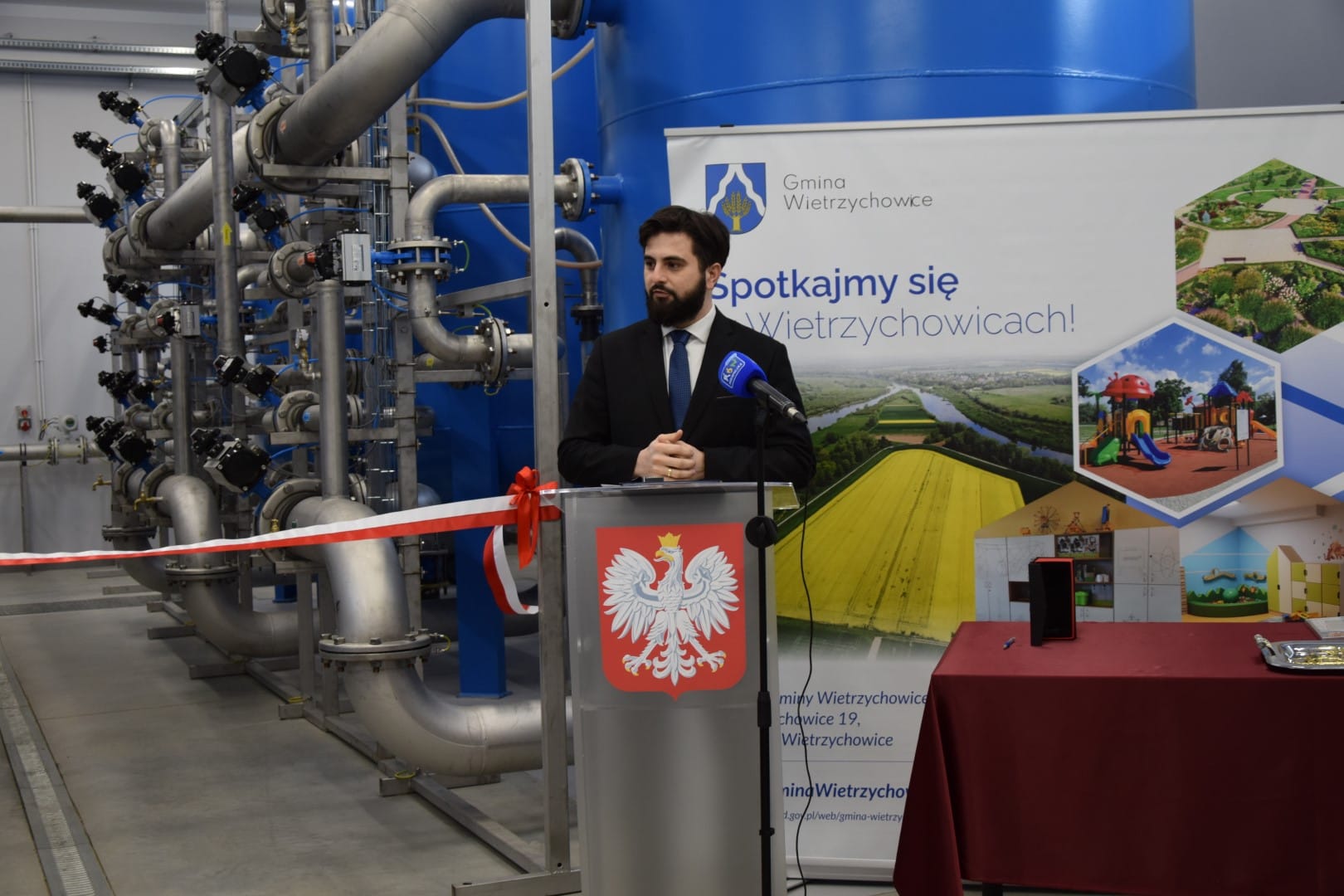 zdjęcie przedstawia Posła na Sejm RP Pana Norberta Kaczmarczyka w trakcie przemowy na uroczystym otwarciu nowego budynku Stacji uzdatniania Wody w Wietrzychowicach