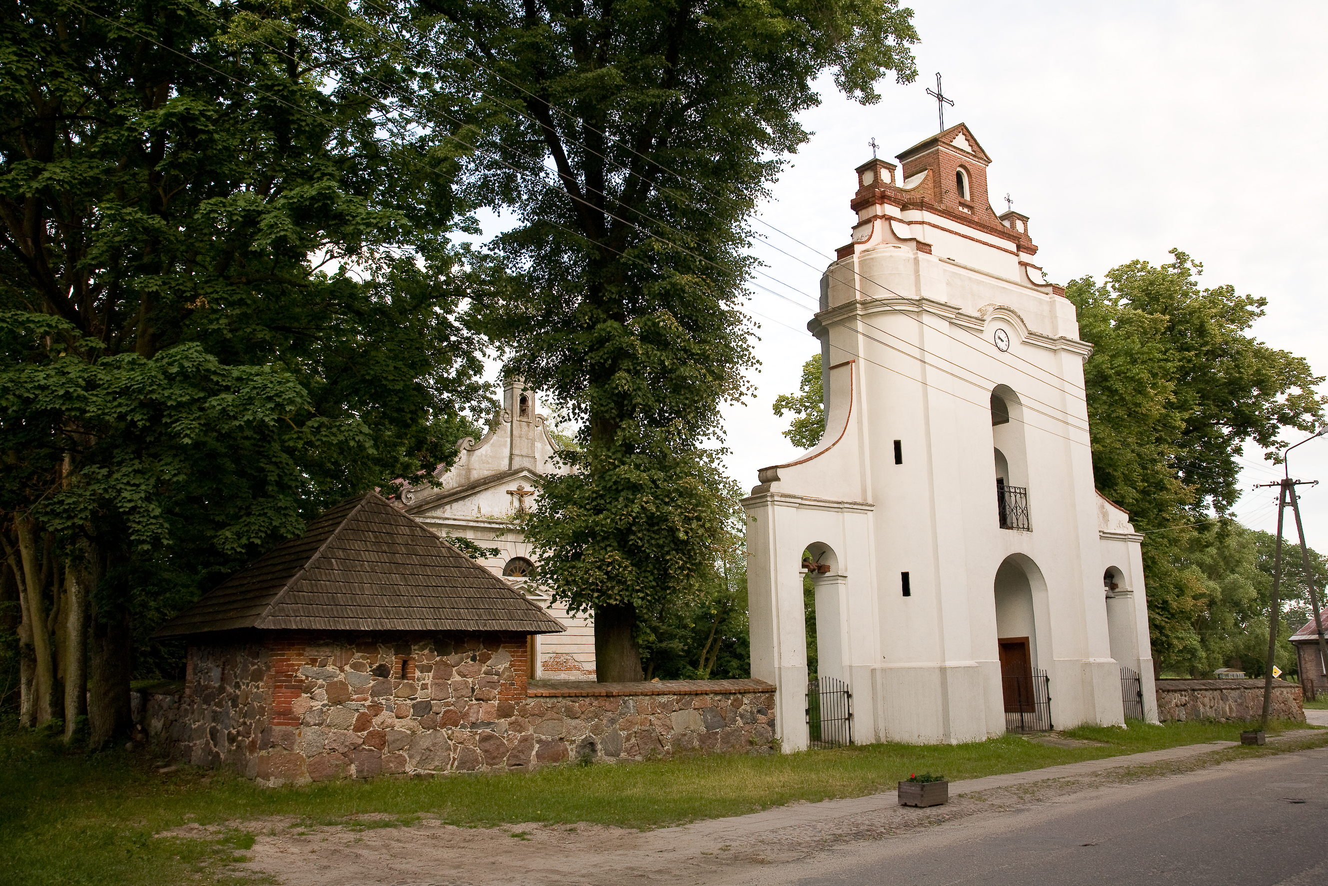 Kościół murowany z 1831 roku z odrestaurowaną dzwonnicą - bramą z 1715 roku w Borowiu.