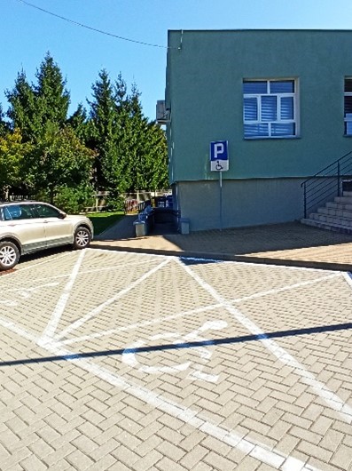 parking dla osób niepełnosprawnych od tyłu starostwa