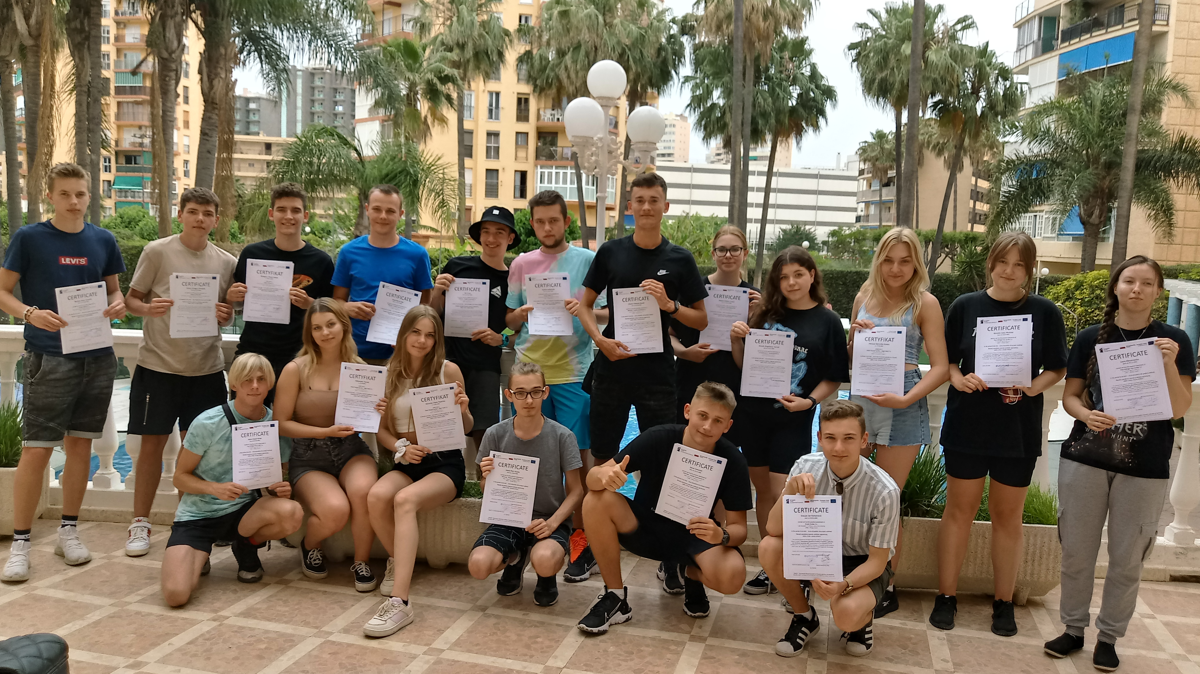 Grupa uczniów Zespołu Szkół w Chocianowie z certyfikatami potwierdzającymi ukończenie stażu