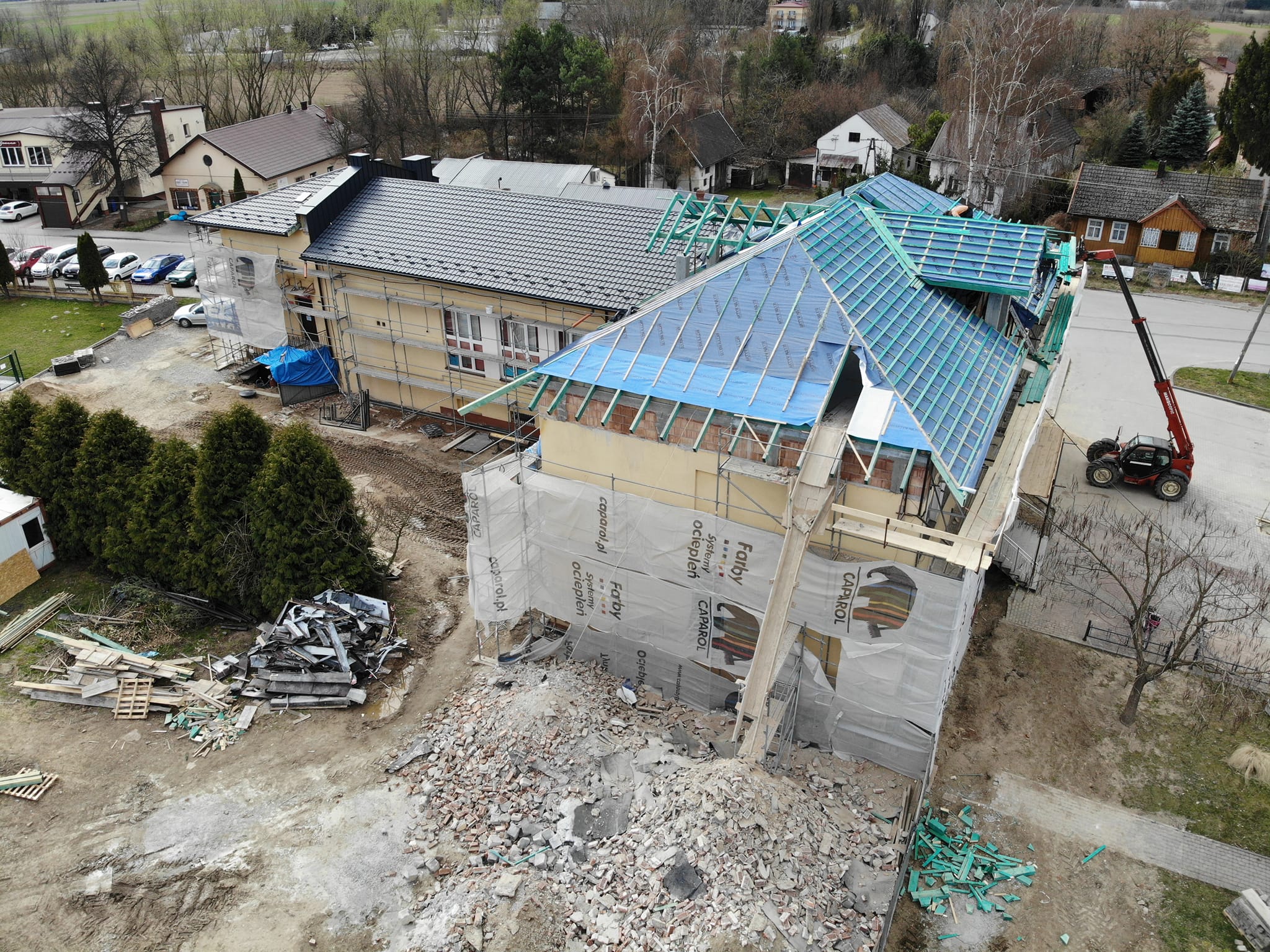 zdjęcie przedstawia widok na budynek urzędu gminy w trakcie remontu z lotu ptaka
