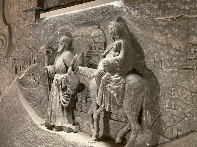 Solna szopka wykonana na ścianie w kopalni. Przedstawia św. Józefa i Maryję z dzieciątkiem jadącą na osiołku.