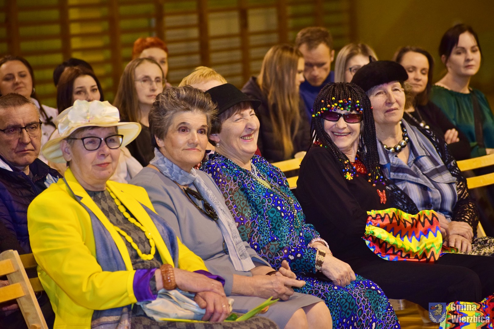 Zdjęcie przedstawia uczestników wydarzenia - Gminnego Dnia Kobiet