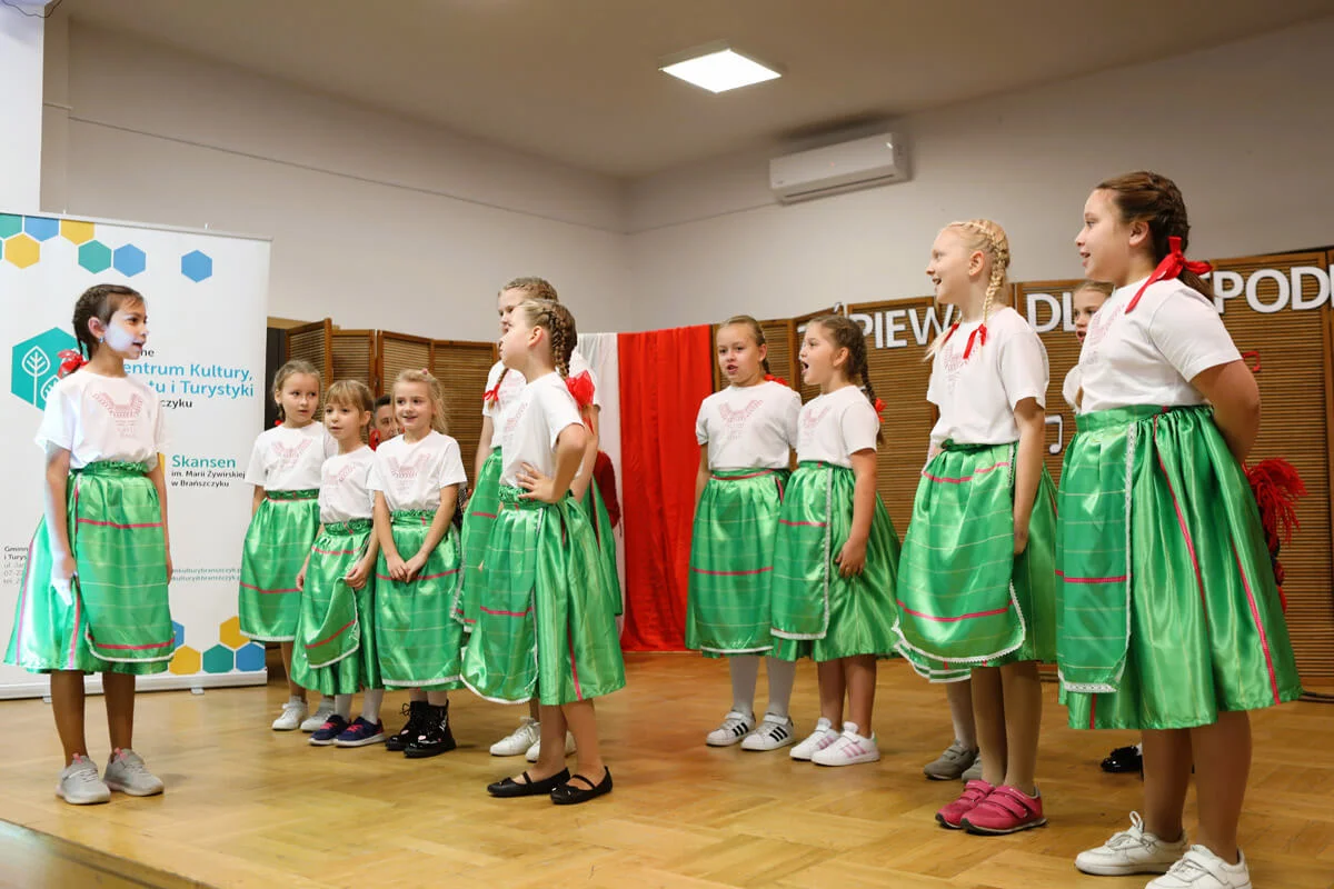 Dziewczynki z dziecięcego zespołu pieśni i tańca podczas występu.