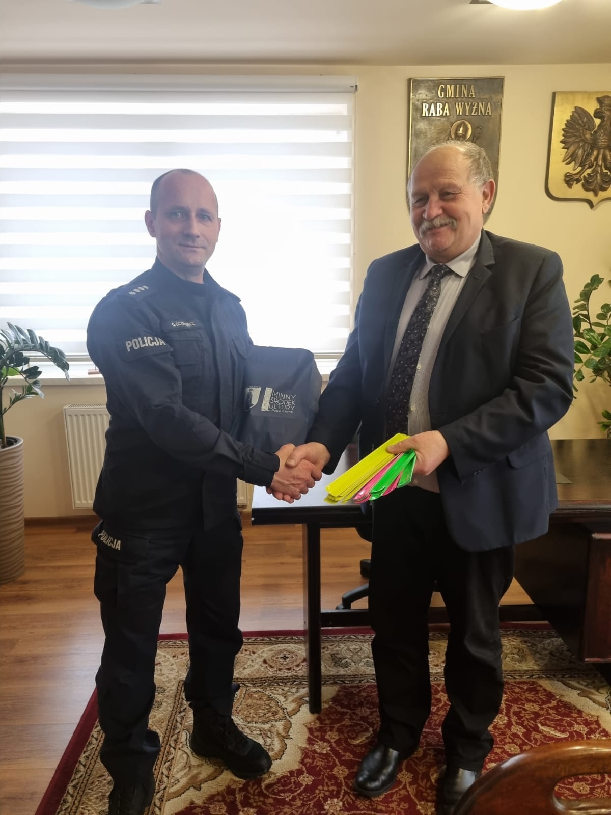 Wójta Gminy Andrzej Dziwisz przekazuje opaski odblaskowe na ręce Komendanta Komisariatu Policji w Rabce Zdrój