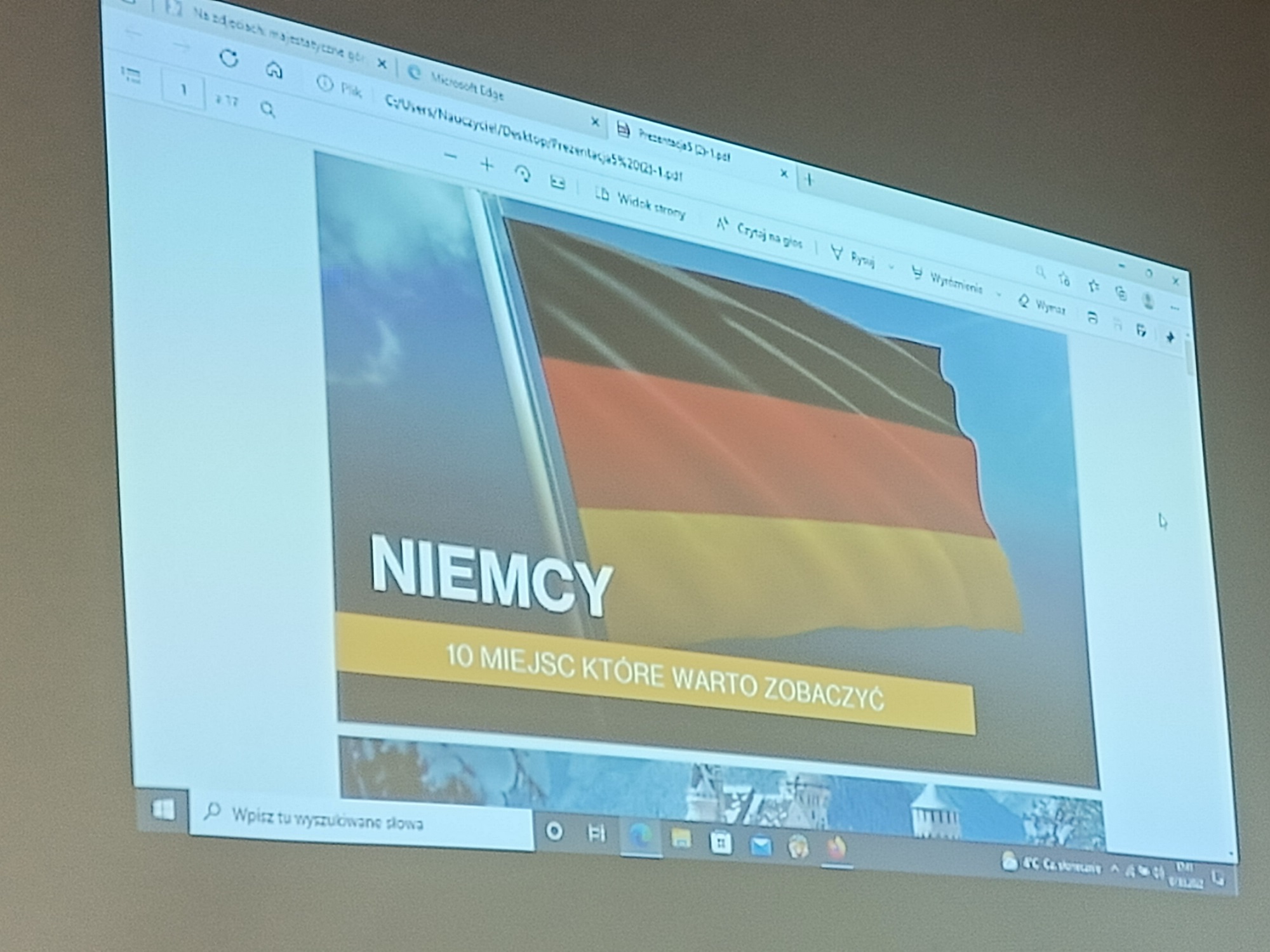 Obraz wyświetlony z rzutnika: flaga Niemiec