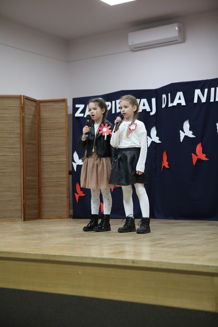 Uczestniczki konkursu podczas występu wokalnego.