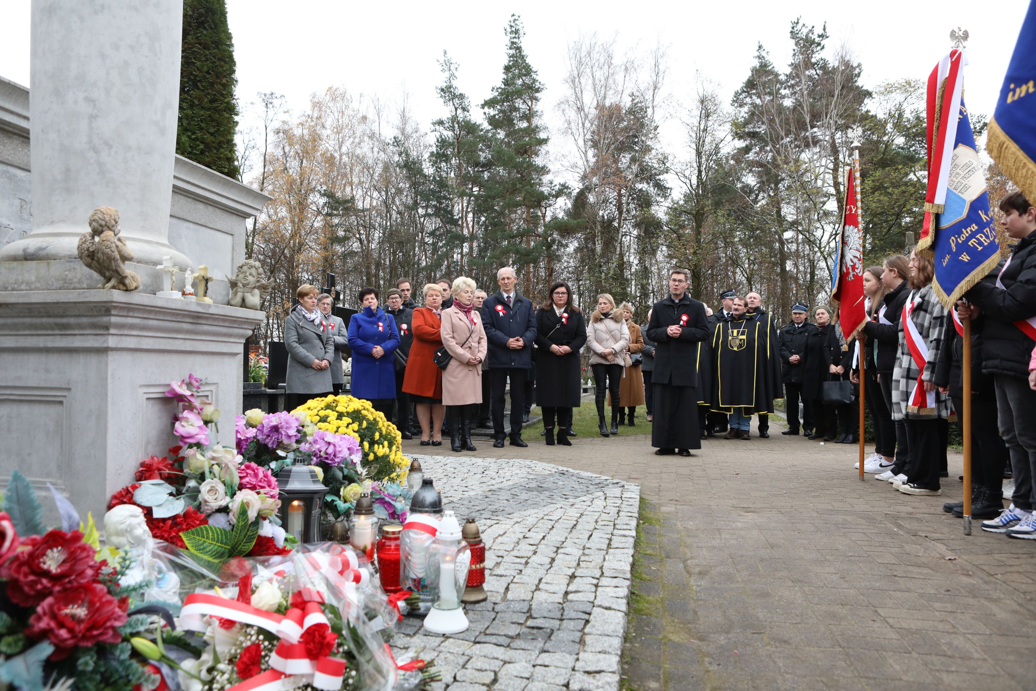 Uczestnicy obchodów święta niepodległości na cmentarzu w Brańszczyku, przemawia ksiądz.