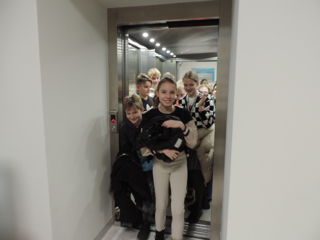 Na zdjęciu widać uczniów klasy 5b szkoły Podstawowej im. Św. Jana Pawła II w Kaczorach