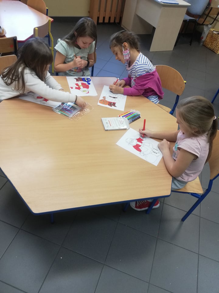 Dzieci malują na stolikach