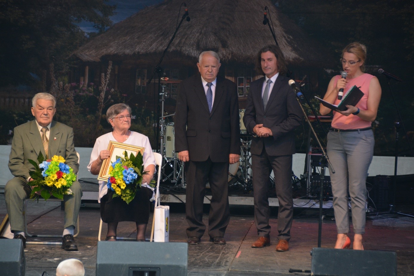 Julian Szymczyk w towarzystwie Wójta Roberta Jarzębaka podczas uroczystości wręczenia "honorowego obywatela"