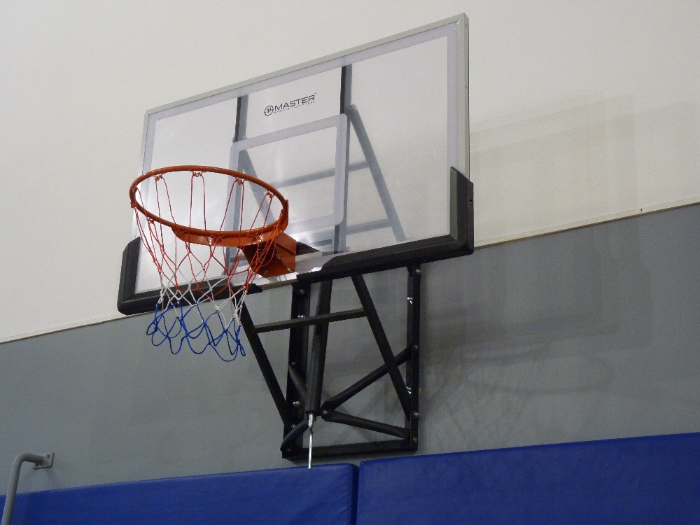 Kosz do koszykówki zawieszony na ścianie