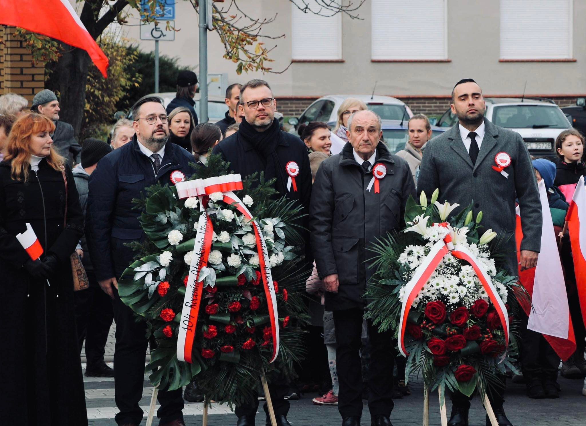 Władze powiatu polkowickiego oraz gminy Polkowice składają kwiaty z okazji święta niepodległości w Polkowicach