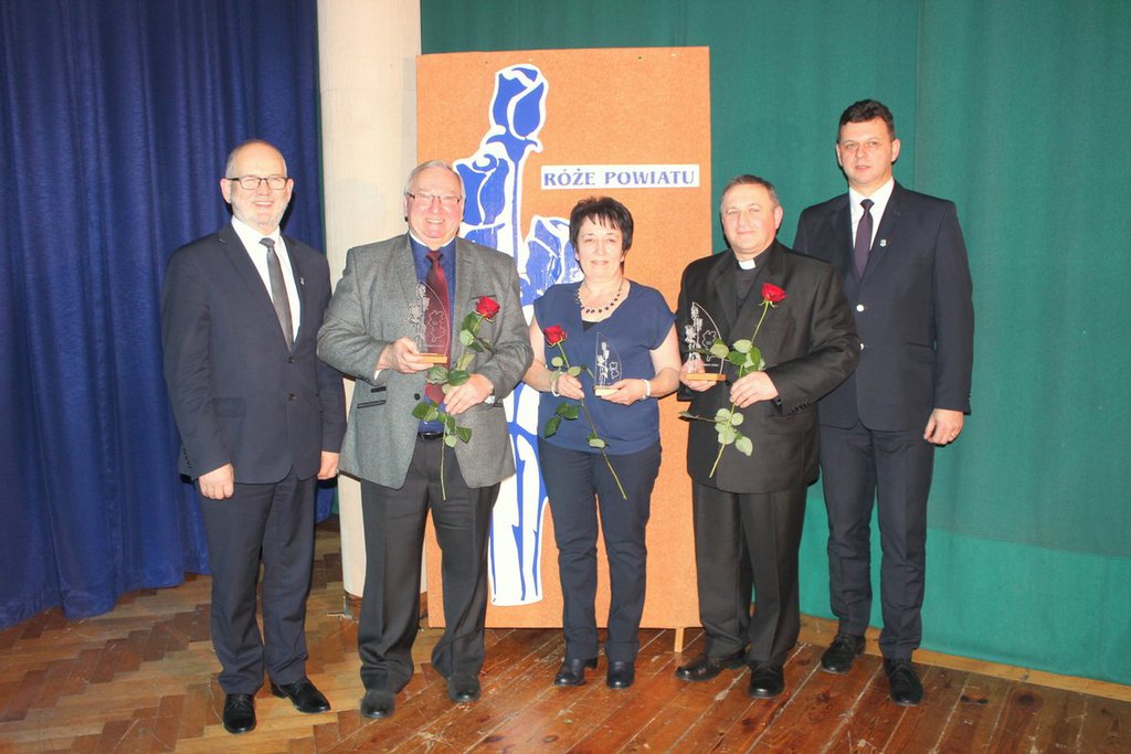Laureaci Róż Powiatu Oleskiego 2016 ze Starostami