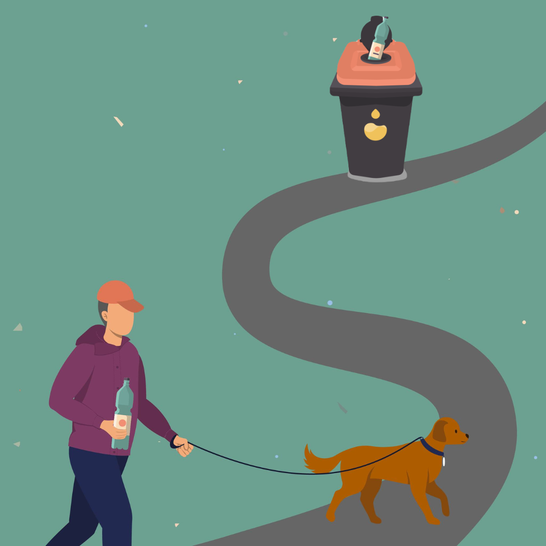 Segreguj olej! Mężczyzna z psem i butelką PET z olejem w ręku zmierza w kierunku pojemnika do segregacji zużytego oleju