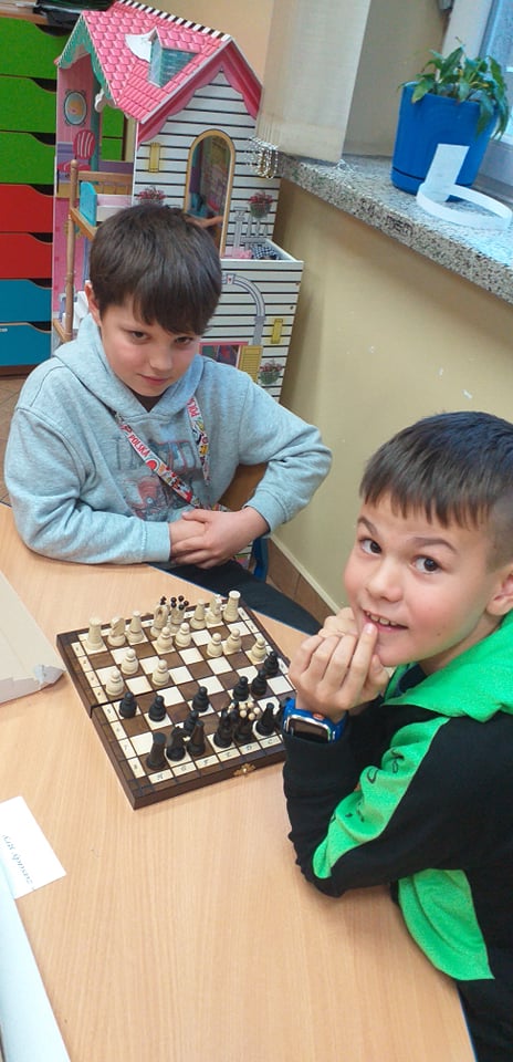 Chłopcy grają w szachy