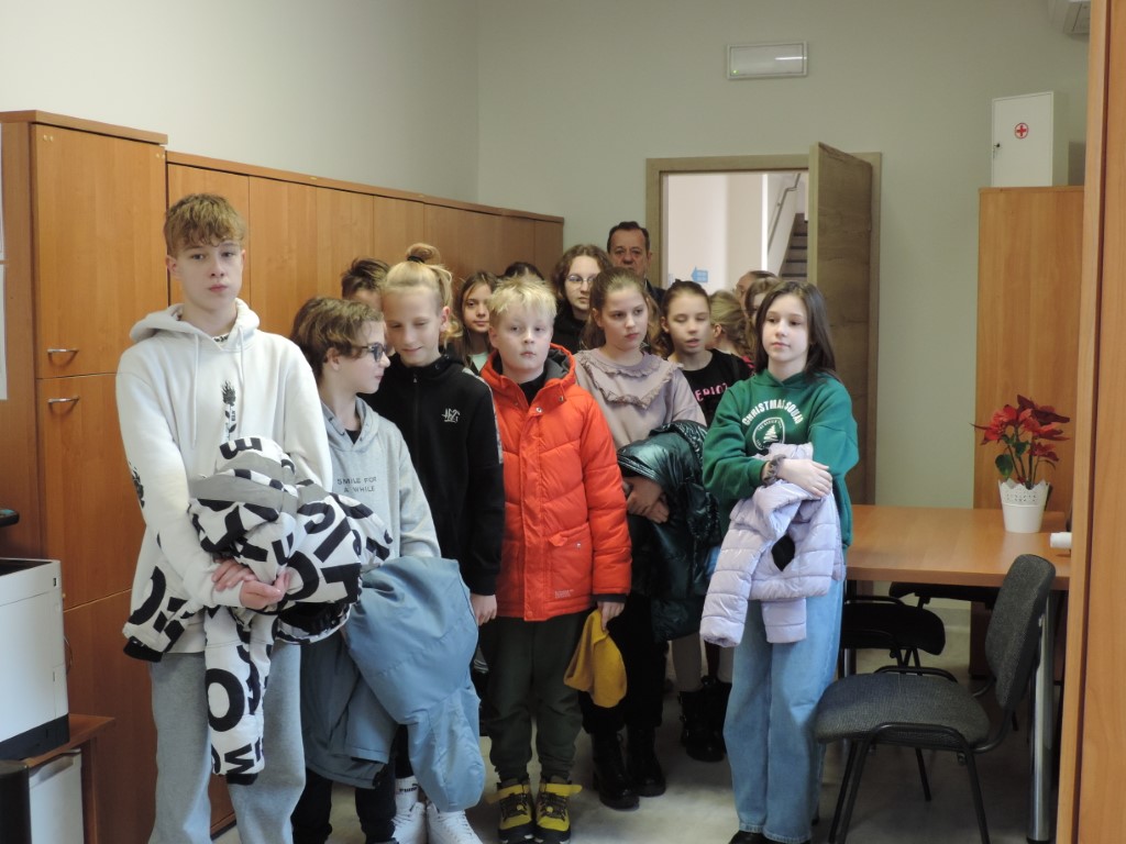 Na zdjęciu widać uczniów klasy 5b szkoły Podstawowej im. Św. Jana Pawła II w Kaczorach w biurze ZUWiK w Kaczorach