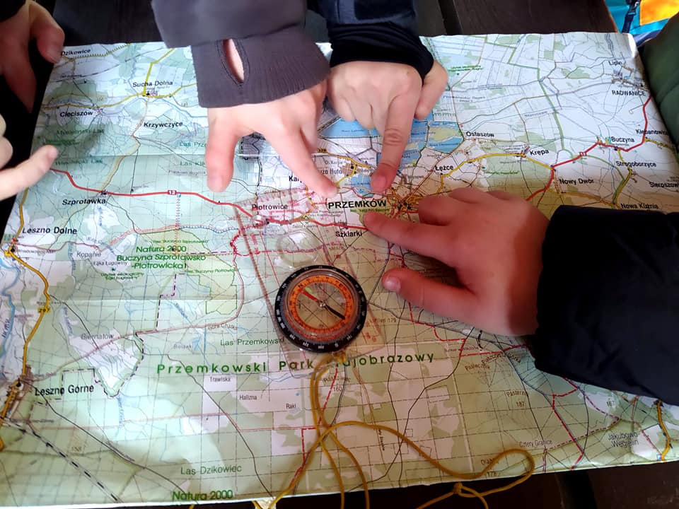 Dzieci pokazują punkt na mapie. 