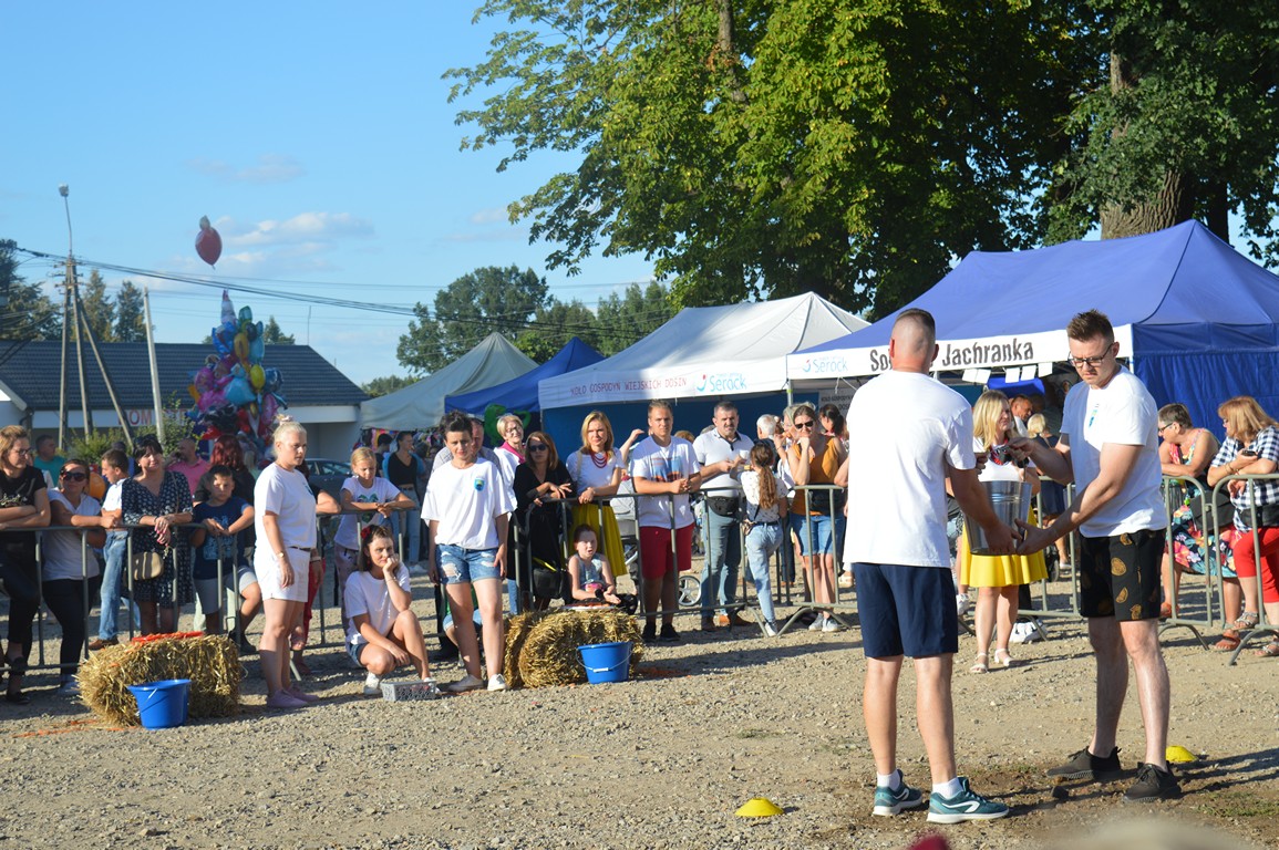 Zdjęcie przedstawia sołectwo Nowe Wypychy biorące udział w konkurencji sportowej.