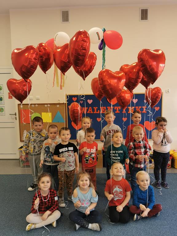 Przedszkolaki podczas zabawy z okazji Walentynek w miejskim przedszkolu