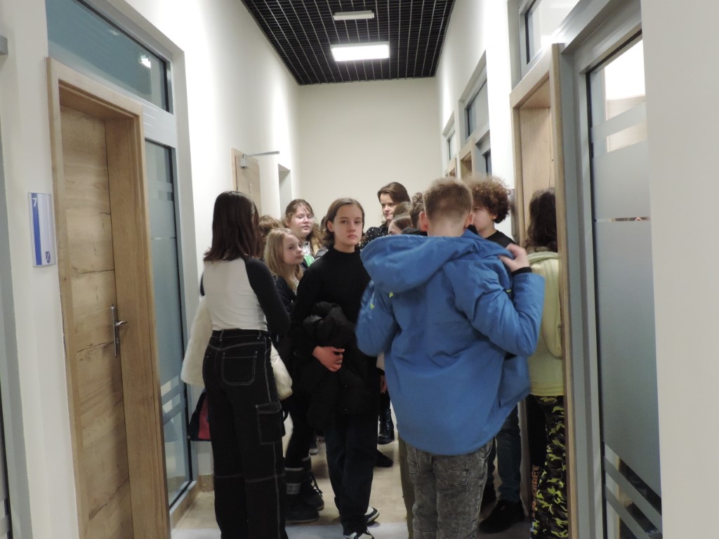 Na zdjęciu widać uczniów klasy 5b szkoły Podstawowej im. Św. Jana Pawła II w Kaczorach