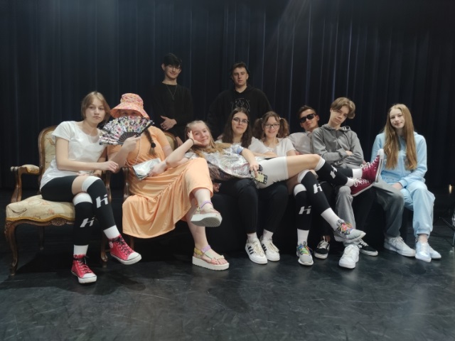 Zdjęcie grupowe aktorów "Sposób na teatr" zrobione na scenie Sokołowskiego Ośrodka Kultury.