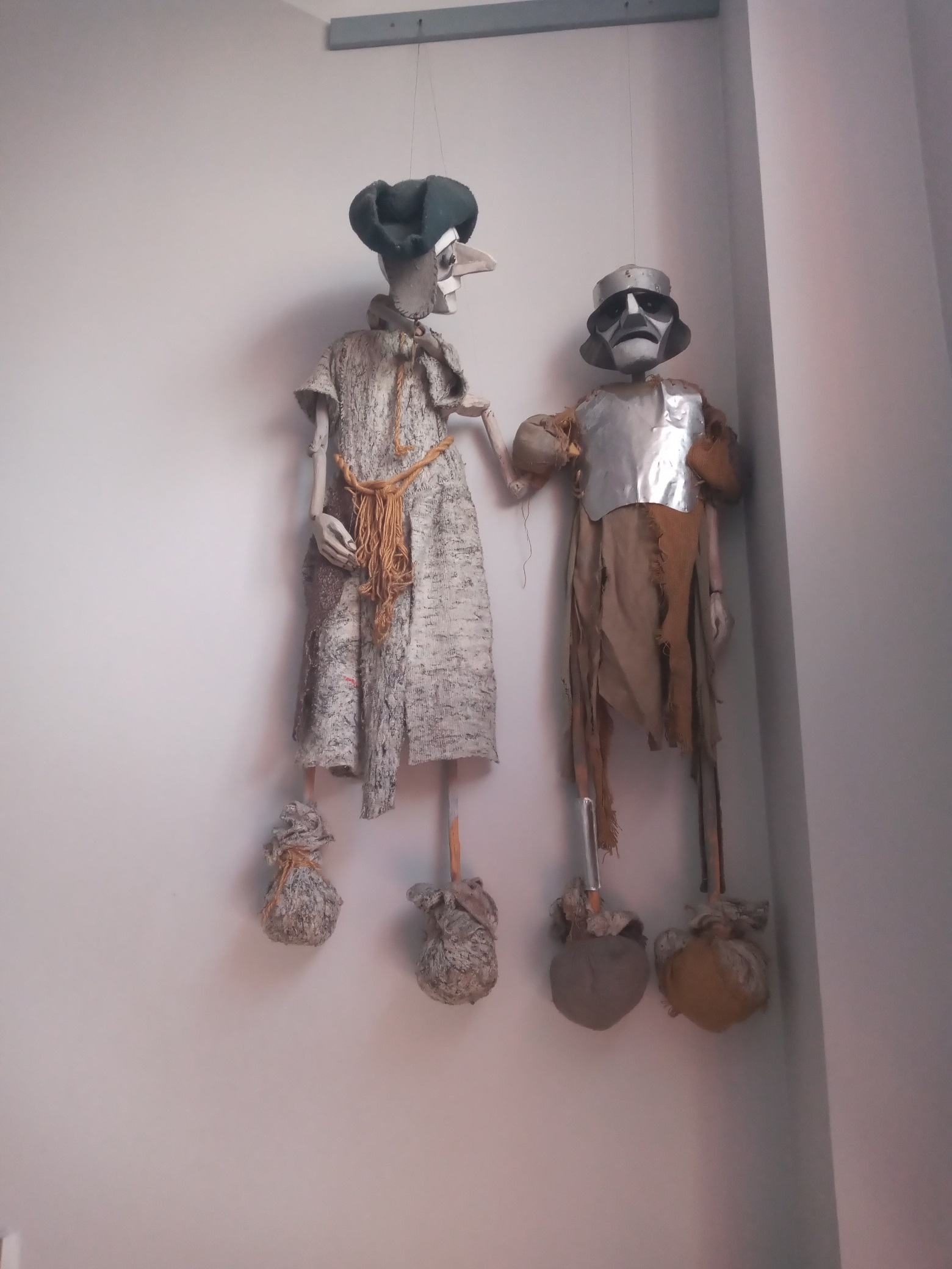 Dwie lalki widzące na ścianie