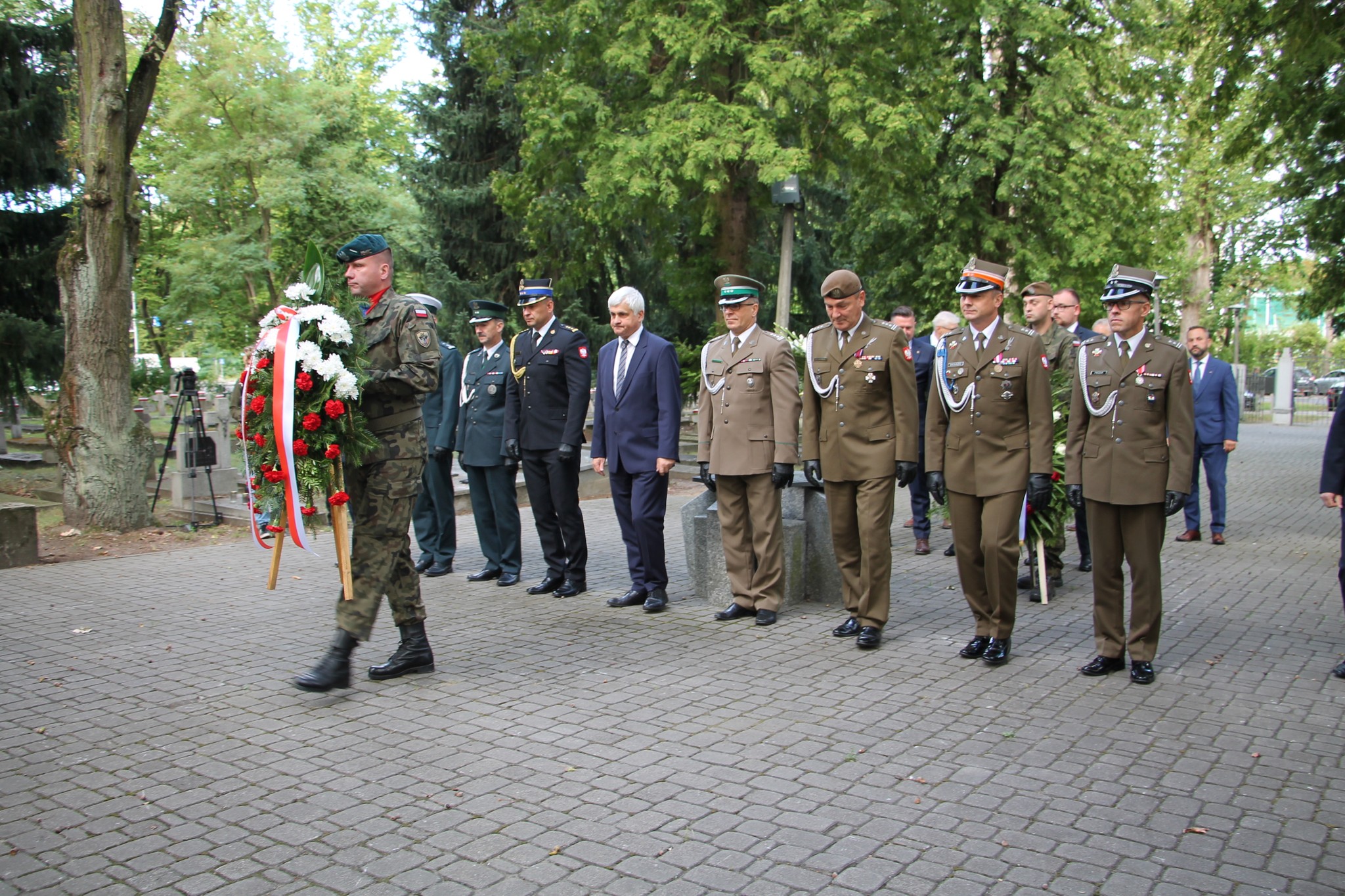 1 września cmentarz wojskowy - kwiaty w rocznicę wybuchu II wojny
