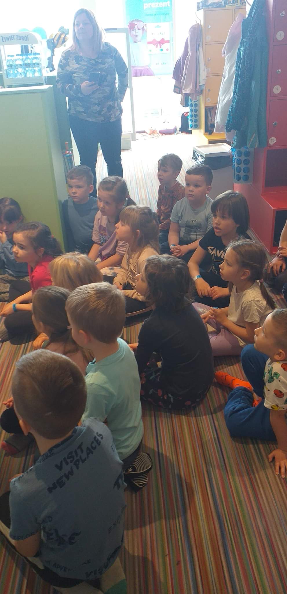 Dzieci siedzące na podłodze
