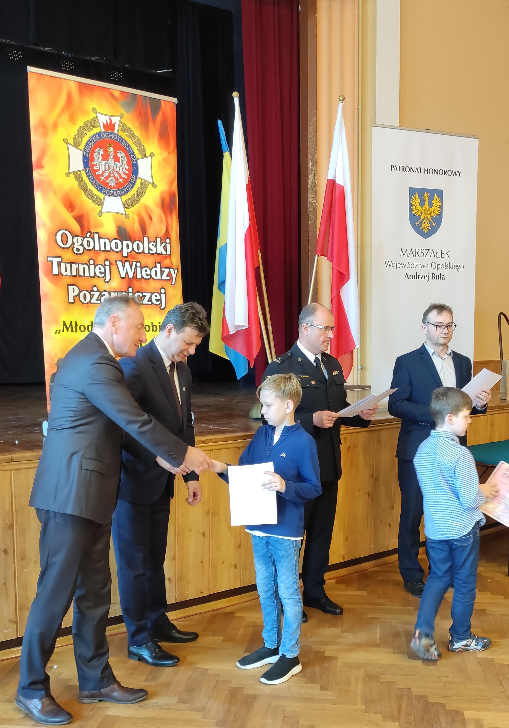 Starosta Oleski wręcza młodzieży dyplomy za udział w Turnieju