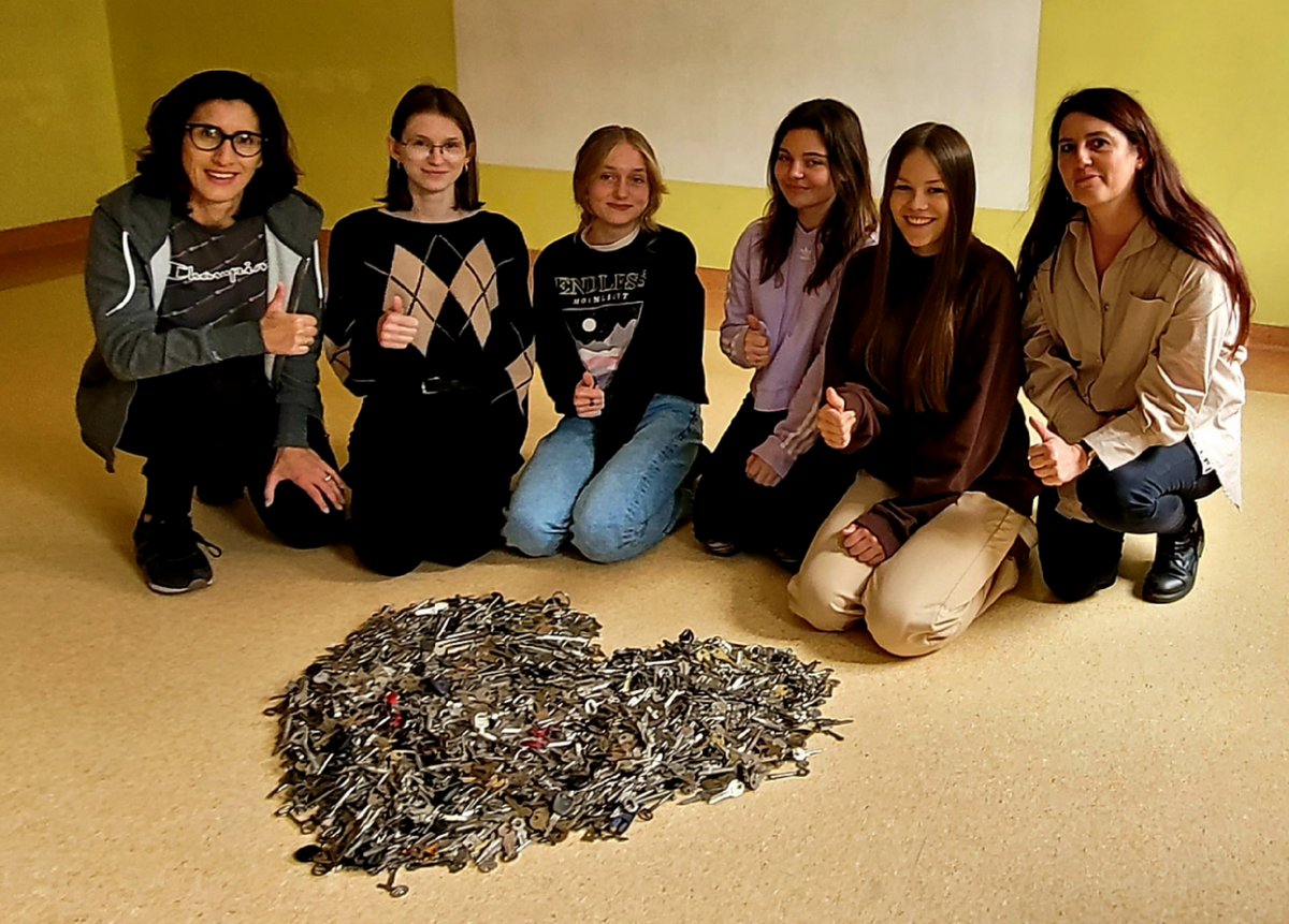 Uczennice z SP3 wraz nauczycielem podczas akcji zbierania kluczy dla kliniki Budzik 