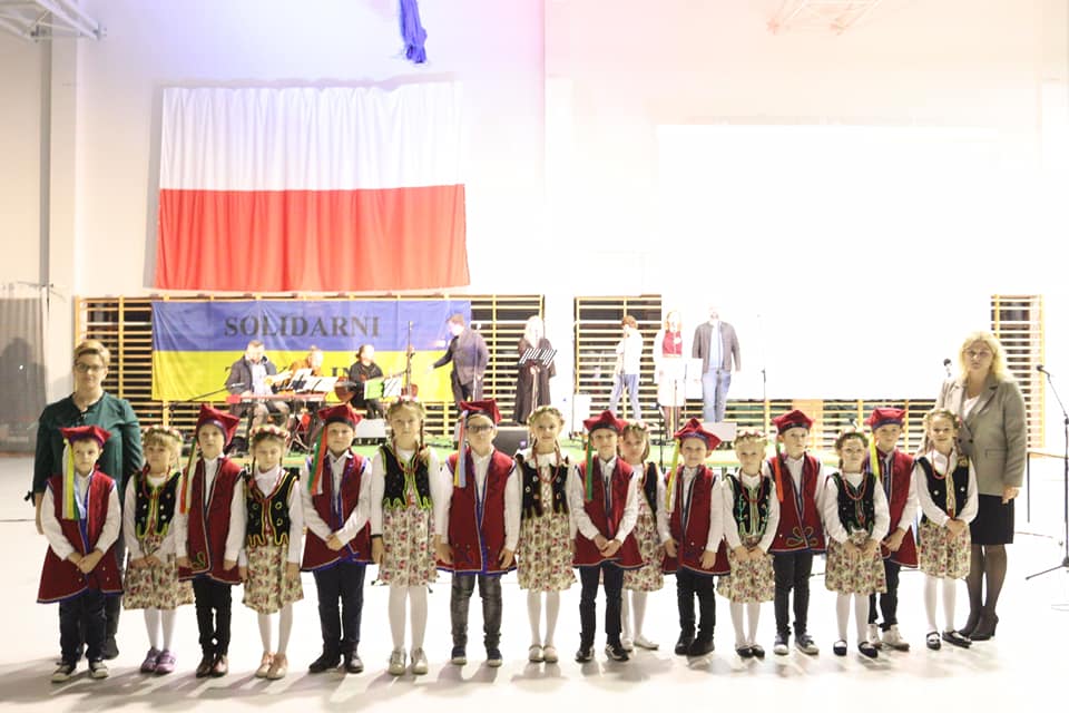 "Krakowiak" w wykonaniu uczniów ze szkoły w Samorządkach 