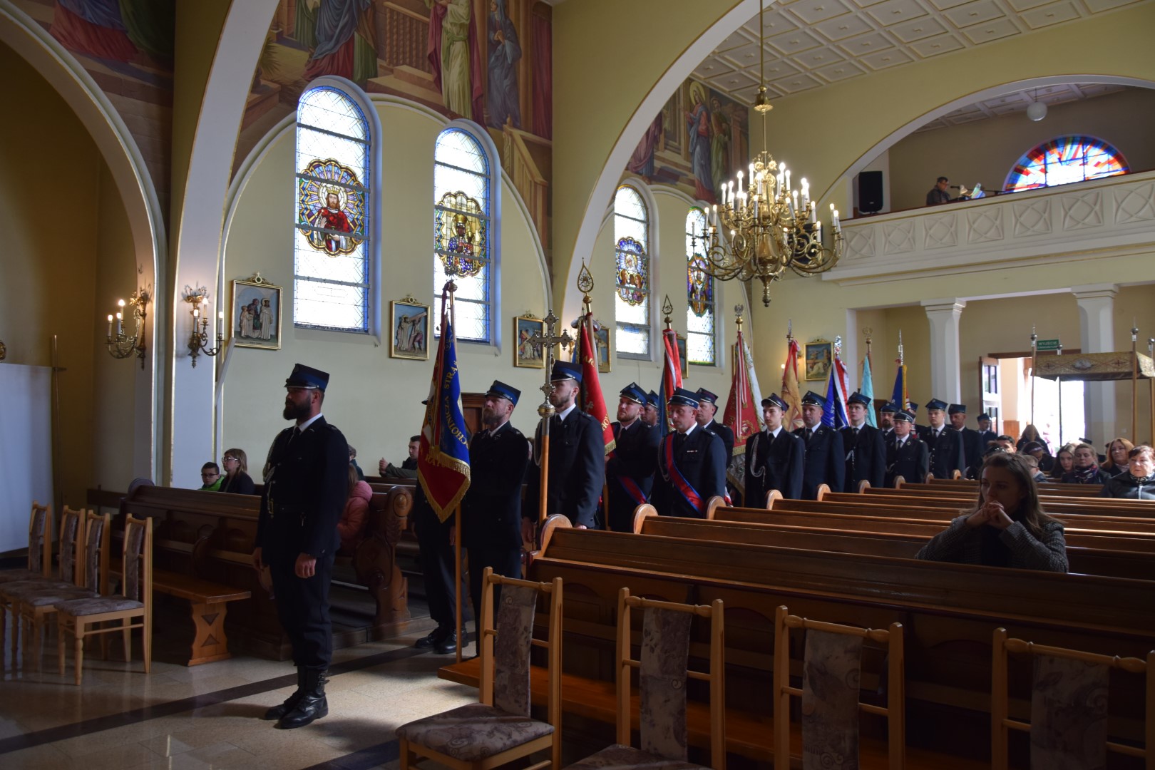 zdjęcie przedstawia poczet sztandarowy jednostek OSP z terenu gminy Wietrzychowice oraz uczestników uroczystej mszy świętej wewnątrz kościoła