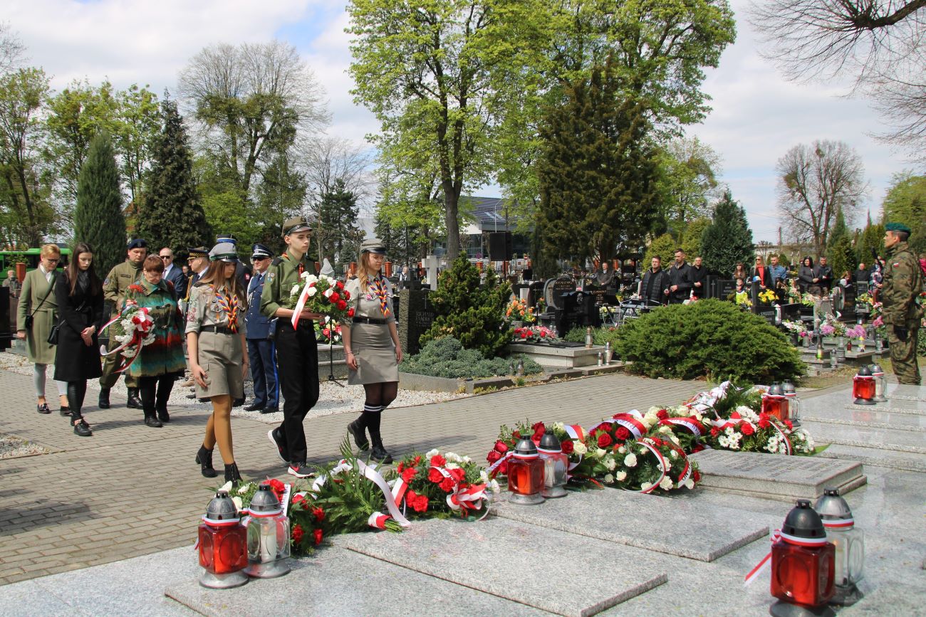 Delegacje składają kwiaty pod Pomnikiem Powstańców Śląskich 