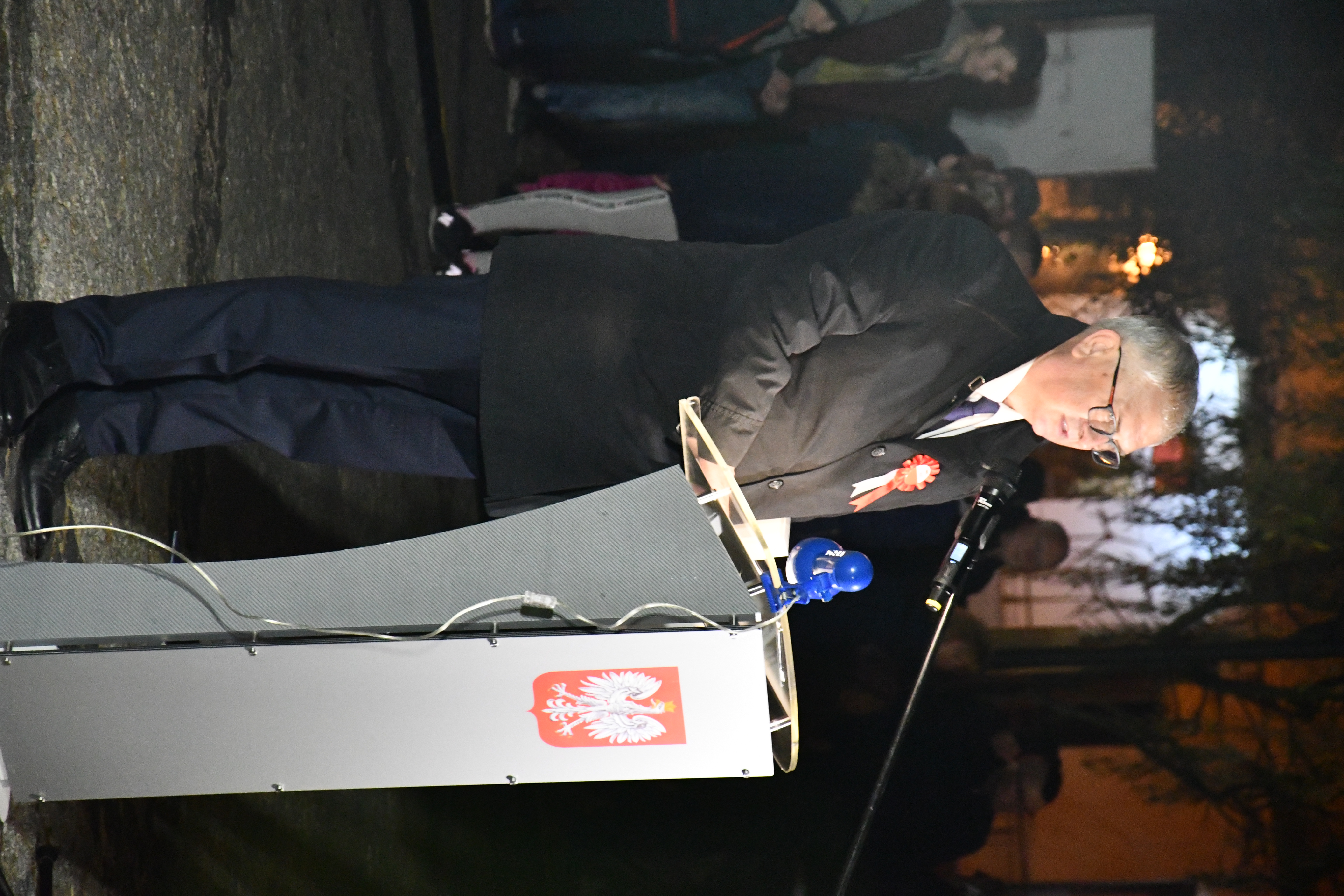 poseł Grzegorz Piechowiak przemawiający z mównicy na Rynku w Margoninie podczas obchodów Święta Niepodległości