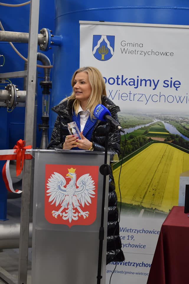 zdjęcie przedstawia Panią Annę Pieczarkę Poseł na Sejm RP w trakcie przemowy z okazji otwarcia Stacji Uzdatniania Wody w Wietrzychowicach