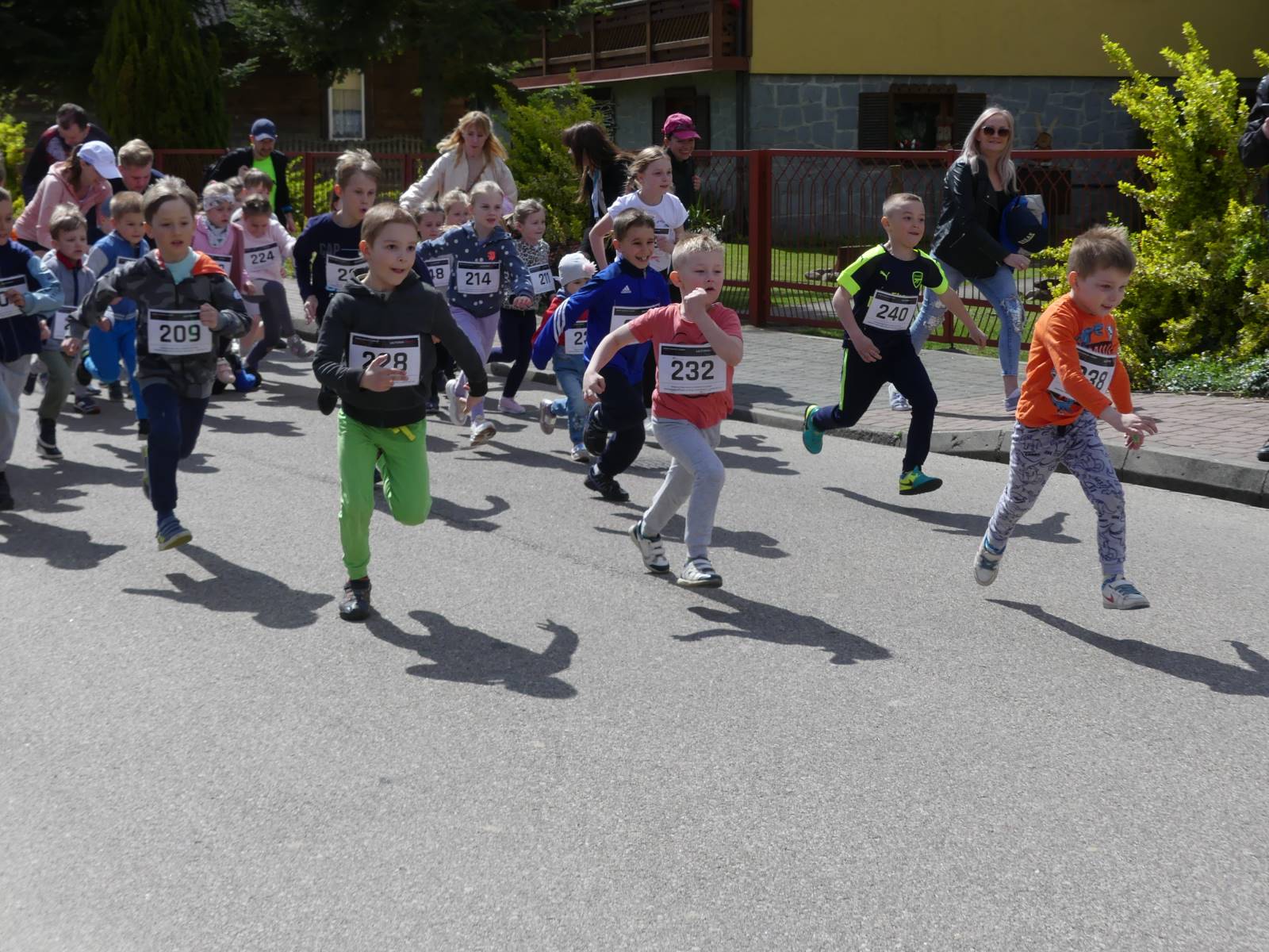 Dzieci podczas biegu ulicami Brańszczyka.