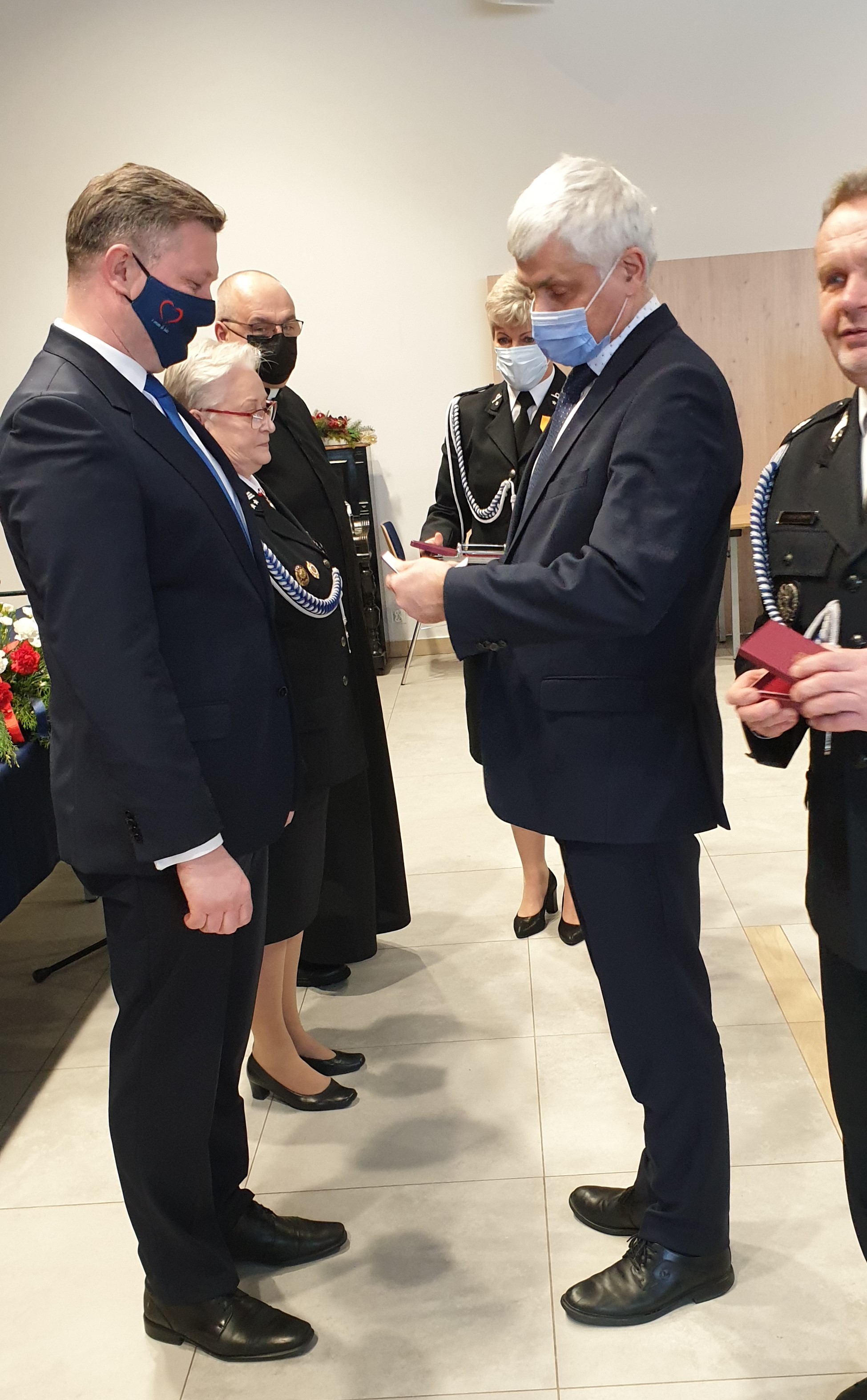 Wojewoda przyznaje medal Staroście Powiatu Białostockiego