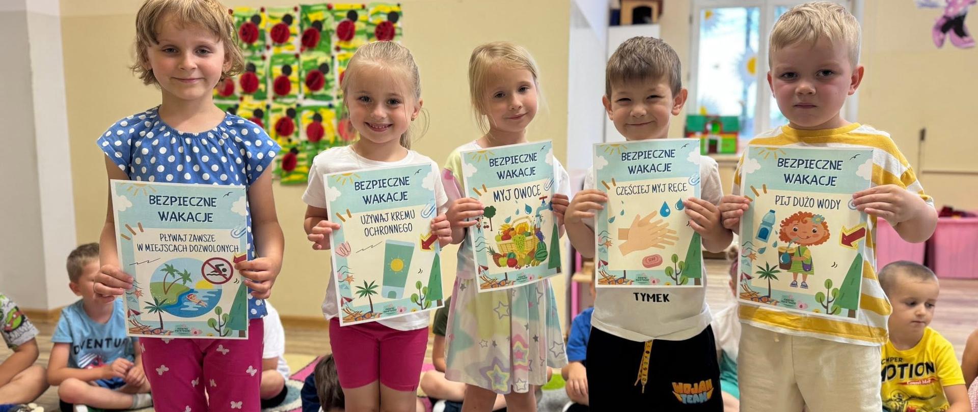 Grupa dzieci podczas zajęć w ramach akcji informacyjno-edukacyjną „Tydzień dla Bezpieczeństwa”