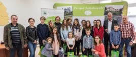 Na zdjęciu grupowym na tle banerów reklamowych KRUS i Powiatu Sokołowskiego, laureaci z nagrodami w towarzystwie rodziców, opiekunów, wicestarosty sokołowskiego oraz kierownika PT KRUS w Sokołowie Podlaskim.