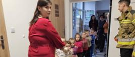 Dzieci w trakcie ewakuacji są wyprowadzane z sali