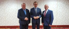 Starosta Hajnowski Andrzej Skiepko na wspólnym zdjęciu z Sekretarzem stanu w Ministerstwie Klimatu i Środowiska, Pełnomocnikiem Rządu ds. Leśnictwa i Łowiectwa Edwardem Siarką oraz posłem na Sejm RP Panem Mieczysławem Baszko. 